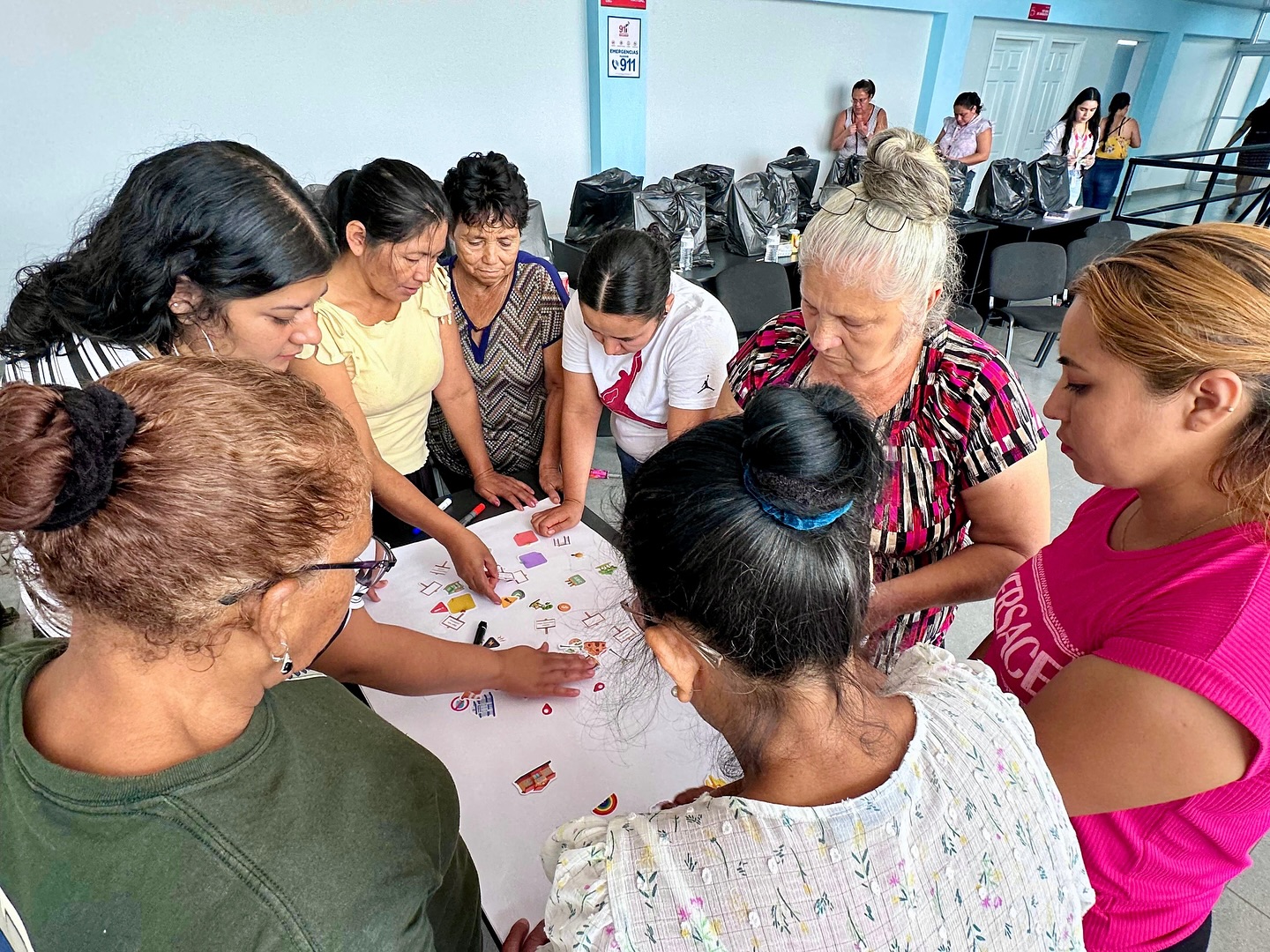 La Secretaría de la Mujer a través de la Escuela de Género, estableció un acercamiento directo con mujeres representantes de diversas colonias entre ellas:Berlín, Unidad y Paz, Unidad y Fuerza, Nueva Capital, Cabañas, Suyatillo y Linda Vista, en el Centro integral Isy Obed Murillo ubicado en la colonia Mary Flake de Flores. ✅Está jornada tuvo como propósito conocer las condiciones de vida, aspiraciones y desafíos que limitan a este grupo de mujeres al logro de sus objetivos. A partir de esta identificación, aportamos conjuntamente acciones para su empoderamiento en derechos, así como líneas preparatorias para la consolidación de una red de mujeres.