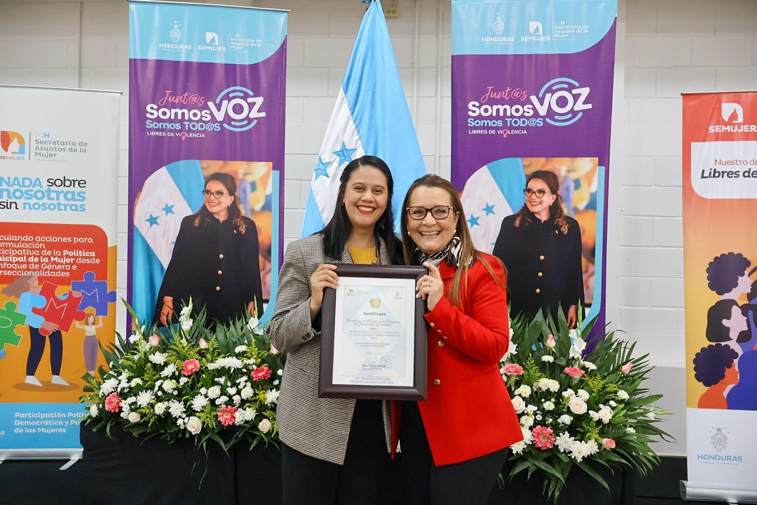 Ministra Doris García y Viceministra de Desarrollo Económico.