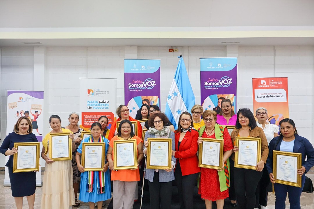 Ministra Doris García y Organizaciones de Mujeres y Feministas.