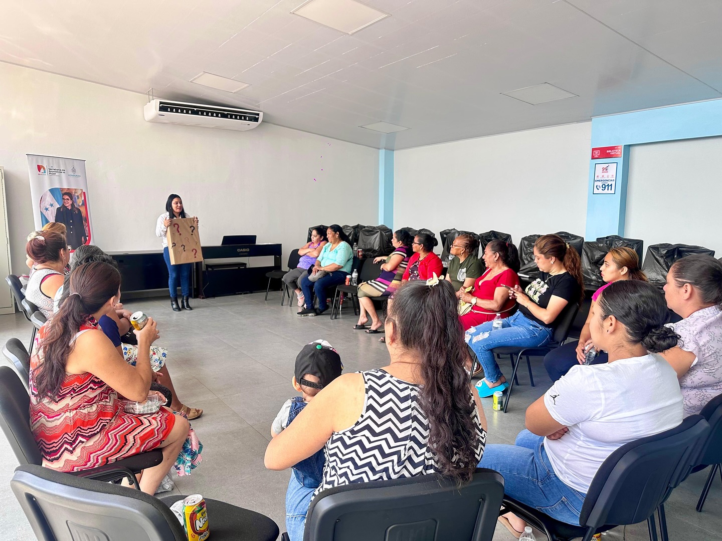 La Secretaría de la Mujer a través de la Escuela de Género, estableció un acercamiento directo con mujeres representantes de diversas colonias entre ellas:Berlín, Unidad y Paz, Unidad y Fuerza, Nueva Capital, Cabañas, Suyatillo y Linda Vista, en el Centro integral Isy Obed Murillo ubicado en la colonia Mary Flake de Flores. ✅Está jornada tuvo como propósito conocer las condiciones de vida, aspiraciones y desafíos que limitan a este grupo de mujeres al logro de sus objetivos. A partir de esta identificación, aportamos conjuntamente acciones para su empoderamiento en derechos, así como líneas preparatorias para la consolidación de una red de mujeres.