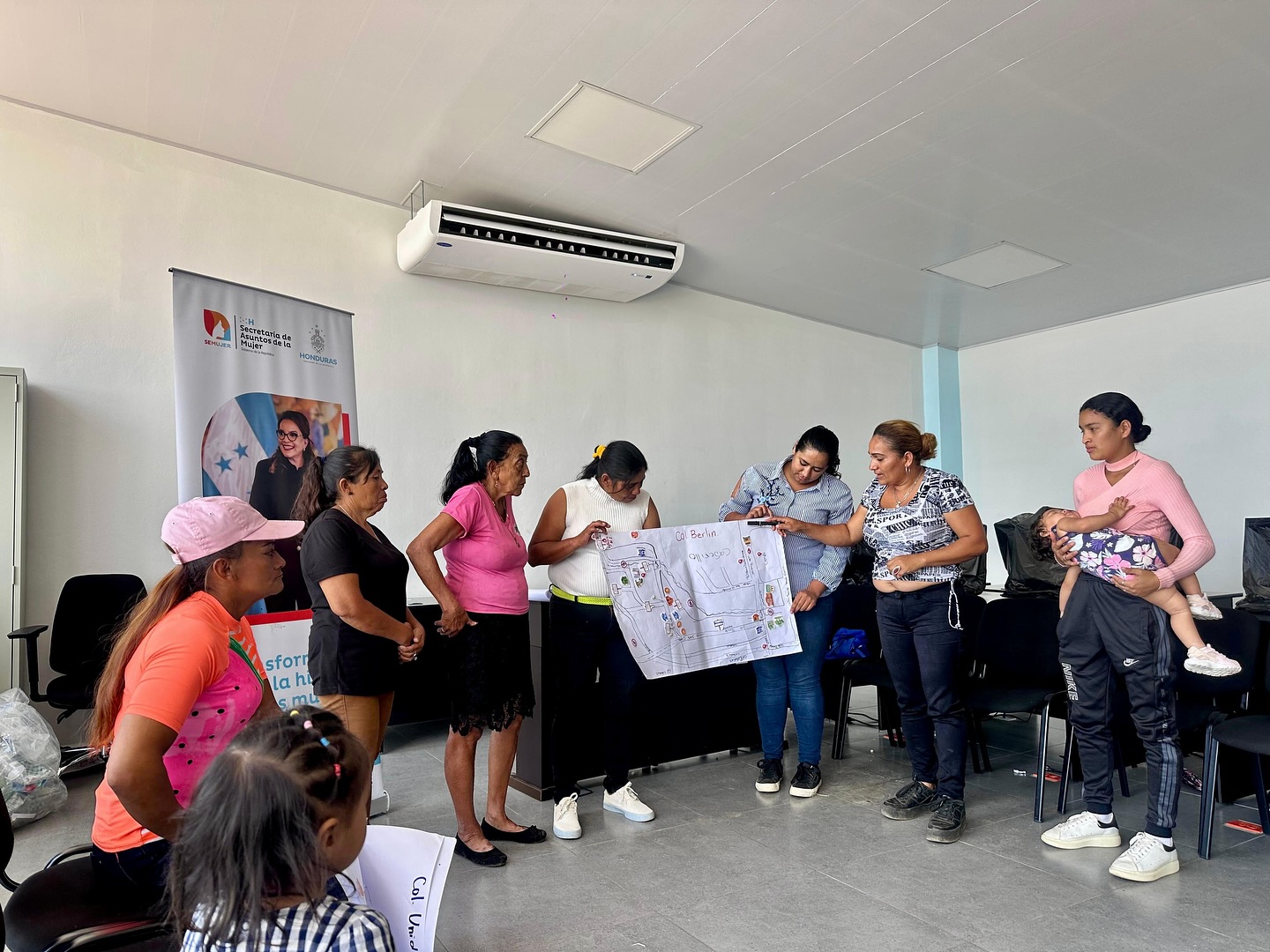 La Secretaría de la Mujer a través de la Escuela de Género, estableció un acercamiento directo con mujeres representantes de diversas colonias entre ellas:Berlín, Unidad y Paz, Unidad y Fuerza, Nueva Capital, Cabañas, Suyatillo y Linda Vista, en el Centro integral Isy Obed Murillo ubicado en la colonia Mary Flake de Flores. ✅Está jornada tuvo como propósito conocer las condiciones de vida, aspiraciones y desafíos que limitan a este grupo de mujeres al logro de sus objetivos. A partir de esta identificación, aportamos conjuntamente acciones para su empoderamiento en derechos, así como líneas preparatorias para la consolidación de una red de mujeres.