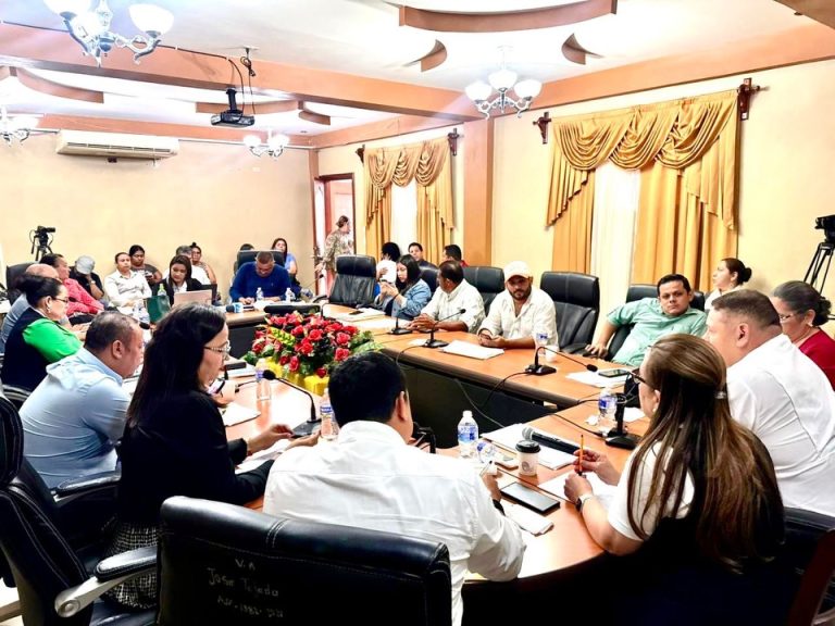 Reunión con la corporación municipal de Catacamas.