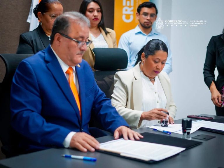 SEMUJER Y LA CREE FIRMAN ACTA PARA LA CREACIÓN DE SU COMITÉ DE GÉNERO