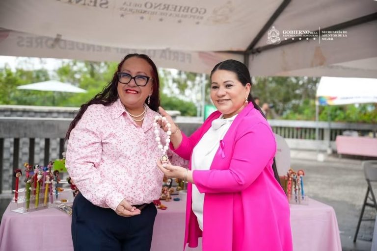 SEGUIMOS PENSANDO EN ROSA: VICEMINISTRA ALBA YANIRA GUERRA PROMUEVE LA SALUD DE LAS MUJERES EN EL CERRO JUANA LAÍNEZ JUNTO A CIUDAD MUJER